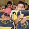 Glorinha, RS — Felizes, atendidos pelo programa Criança: Futuro no Presente! exibem os kits de material escolar distribuídos pela Legião da Boa Vontade.
