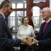 Paulo Medeiros, administrador do Templo da Boa Vontade entrega ao sr. William E. Swing, Bispo Episcopal da Califórnia, EUA e fundador e presidente Iniciativa das Religiões Unidas (URI) uma réplica do Cristal Sagrado que se encontra do pináculo da Pirâmide da Paz.