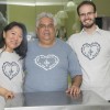 Rio de Janeiro, RJ — O chef Carlos Ribeiro (ao centro) fez questão de posar com a camisa da LBV num dos muitos cursos de culinária que dirige, em seu restaurante, ao lado dos amigos Carla Yamamora e e João Pedro Marsilac, que também aderiram à campanha. LEIA MAIS.
