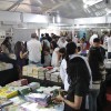 Leitores de todas as idades buscam novidades literárias no estande da WRC na 31a edição da Feira do Livro de Brasília.