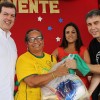 Salvador, BA - O vereador José Trindade (E) ao lado da sua esposa, Ivana Pitanga, participou da entrega de cestas da LBV às famílias de baixa renda.