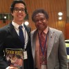 Nova York, EUA — O embaixador extraordinário e plenipotenciário permanente de Palau, dr. Caleb Otto (D), recebeu do jovem Felipe Duarte, da LBV, a publicação especial da Instituição para a conferência.

