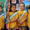 Los niños y niñas de la sala de 4 años reciben la bandera de ceremonia, de manos de los abanderados de preescolar. Escuela Infantil Jesús.