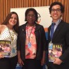 Nova York, EUA — Das mãos dos representantes da LBV no evento Sâmara Caruso (E) e Felipe Duarte, a diretora de Assuntos Multilaterais do Ministério de Relações Exteriores de Angola, sra. Margarida Izata, recebe a revista Boa Vontade Desenvolvimento Sustentável. Na oportunidade do encontro, a sra. Margarida concedeu entrevista à Instituição e destacou que 