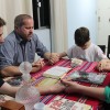 Saludo Legionario
Al principio de la ceremonia, invite a sus familiares y amigos a hacer juntos el Saludo de Paz. Siempre se hace al principio y al final de los encuentros de la Religión del Tercer Milenio: “¡Dios está Presente! ¡Viva Jesús, en nuestros corazones para siempre!”.