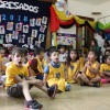 Los niños y niñas egresados cantan la canción de despedida, en el acto de entrega de diplomas.