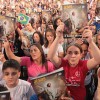 Visão parcial dos peregrinos na Nave do Templo da Boa Vontade. Na imagem, eles exibem a edição 116 da revista Jesus Está Chegando!, lançada durante os 24 anos do Monumento da Espiritualidade Ecumênica.

