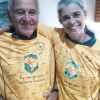 O renomado músico, compositor e violonista Carlos Lyra posa, ao lado de sua esposa, a empresária Magda Botafogo, com a camisa da campanha “Fiz um gol pela infância brasileira”.