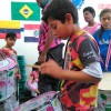 La Escola de Samba Estação Primeira de Mangueira visitó el Espacio Educativo Calle Colores, de la LBV, y brindó un taller de percusión y danza.