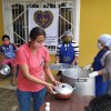 Entrega de comida a las familias.