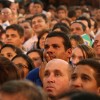 Lágrimas de emoção nos rostos dos peregrinos durante a palavra de Fé Realizando do presidente-pregador da Religião do Terceiro Milênio, José de Paiva Netto, que fala aos corações de Boa Vontade.
