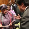 NUEVA YORK, EUA: La Sra. Ellen Johnson Sirleaf, Presidente de Liberia, es saludada por el equipo de la LBV durante la conferencia, y recibe la revista Buena Voluntad Desarrollo Sostenible, en inglés.