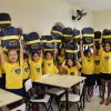 CRICIÚMA, SC — Meninas e meninos atendidos pela LBV exibem, com entusiasmo, o kit de materiais pedagógicos que receberam da Entidade.