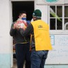 Representante de la LBV entrega bolsones con alimentos no perecederos y artículos de limpieza, en el Espacio El Rincón de la Familia, Barrio 21-24, para familias afectadas por la crisis del Covid-19