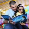 Brasília, DF — Pai e filha fazem a leitura do livro 