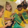 Porto Alegre, RS — A cada material que retiravam da mochila, as crianças ficavam surpresas e felizes com a qualidade que receberam da LBV.
