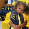 Florianópolis, SC - A pequena Agata Luana, de 5 anos, mostra toda feliz o seu novo kit: