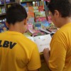 TERÇA-FEIRA, 14 — Os atendidos aproveitaram o dia para percorrer os corredores da Feira do Livro. Boa, garotada! o/