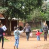 Ponta Porã, MS - Famílias levam pra casa o cobertor da LBV, para terem um iverno mais aquecido.