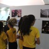 Crianças atendidas pelo Centro Comunitário de Assistência Social, da Legião da Boa Vontade (LBV), visitam a exposição fotográfica 
