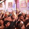 Jovens adquirem o lançamento literário 