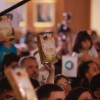 Jovens adquirem o lançamento literário 