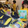 Joinville, SC: A pequena Karine Salustriano Olesko observa, encantada, a capa de um dos cadernos que recebeu no kit pedagógico. O desenho foi um dos eleitos por meio de um concurso realizado pela Instituição em 2017, que mobilizou milhares de crianças da Instituição.