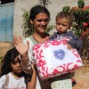 Itapoã, DF - É aparente a alegria da mãe que agora pode aquecer melhor seus filhos no frio nesta época do ano.
