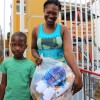 Curitiba, PR — Famílias de baixa renda de Curitiba e São José dos Pinhais foram beneficiadas pela campanha Natal Permanente da LBV — Jesus, o Pão Nosso de cada dia!. O sorriso no rosto da atendida expressa a felicidade de quem terá um Natal mais digno e sem fome.