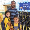 Criciúma, SC: Crianças exibem, contentes, os kits de materiais pedagógicos que receberam da LBV. A ação ajudará milhares de crianças a permanecerem na escola.