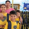 Criciúma, SC: A alegria da mãe com seus filhos após receberem o kit pedagógico doados pela LBV.