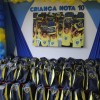 Taguatinga, DF - A Escola de Educação Infantil da LBV faz aniversário, mas quem ganha o presente são as famílias, pois foram entregues para as crianças atendidas kits de material pedagógico além de conjuntos de uniformes. A iniciativa faz parte da campanha Criança Nota 10 — Proteger a infância é acreditar no futuro, da LBV edição 2018, que consiste em mobilizar a sociedade através dos meios de comunicação a obter os recursos necessários para aquisição de todo material escolar: estojo, lápis preto e de cor, canetas, apontador, borrachas, tesoura, tubos de cola, tinta guache, cadernos, mochila, régua, entre outros itens que compõem os kits de acordo com a faixa etária dos estudantes