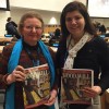 NUEVA YORK, EUA — La Sra. Beverley Turner (Izq.), Vicecoordinadora de la ONG Pacific Women's Watch (PWW), de Nueva Zelanda, recibe la revista BUENA VOLUNTAD Mujer en inglés.
