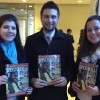NUEVA YORK, EUA — Las representantes de la LBV en el evento, Eliana Gonçalves (Izq.) y Sâmara Caruso, entregan la revista BUENA VOLUNTAD Mujer a Joshua Alvarez, Vicepresidente de la organización Anchor of Salvation International, de los Estados Unidos.