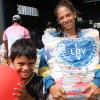 Porto Alegre, RS — Alegria da mãe ao receber a cesta de Natal da LBV. As famílias são atendidas pela Instituição durante todo o ano e agora levam para casa a certeza de um fim de ano mais farto.