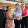Brasília, DF: Famílias atendidas pela LBV receberam cestas de alimentos doadas pelo Concurso Miss e Mister Brasília DF, em conjunto com o Grupo Alô de Comunicação. A doação foi realizada no dia da entrega dos kits pedagógicos da campanha Criança Nota 10!. Na foto, uma das famílias beneficiadas pela ação, as senhoras Graziela Mota da Costa e Cristina Alves, representando o diretor-presidente do Grupo Alô de Comunicação, sr. Hélio Queiroz; e o responsável regional da LBV em Brasília, Itamar de Souza.