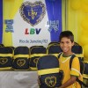 Vila Isabel, RJ — O menino Kaio da Silva, de 10 anos, exibe, feliz, os materiais pedagógicos que recebeu da Instituição.