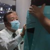 O sr. Fujimoto concentrado em completar as vestes sagradas