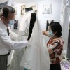 O casal Fujimoto complementa as vestes sagradas