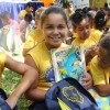 Pelotas, RS — Crianças exibem, contentes, os kits de materiais pedagógicos que receberam da LBV. A ação ajudará centenas de crianças a permanecerem na escola.