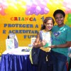 Pelotas, RS — Os sorrisos revelam a alegria de poderem levar para a escola um material escolar de excelente qualidade e ainda prosseguirem com os estudos. Na foto, a atendida Nicoly, de 11 anos, vencedora do concurso de desenho da LBV 2017.