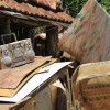 Passadas as chuvas, moradores colocam móveis e utensílios domésticos para secar, na Esperança de recuperar algo.