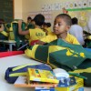 Taguatinga, DF — Assim que ganhou a mochila com os kits pedagógicos, criança abre com entusiasmo para ver o material escolar que o acompanhará neste ano letivo.
