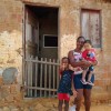 Sobradinho, BA — A atendida Edna dos Santos, de 27 anos, com os seus filhos — Lucas, de um 1 e 6 meses, e Samuel, de 3 anos — agradece a cesta de alimentos recebida. “Depois de vinte dias sempre falta alimento aqui em casa, e como meu marido está desempregado e nem sempre a roça dá o suficiente, é bem difícil. Tenho que pedir ajuda aos vizinhos para que pelo menos meus filhos se alimentem”.
