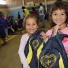 Passo Fundo/RS - Gurias exibem, contentes, as mochilas que receberam da LBV. A ação ajudará centenas de crianças e adolescentes a permanecerem na escola com material de qualidade.