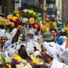 As baianas, vestidas de branco e enfeitadas com cordões e rosários, carregam jarras com água perfumada para energizar todo trajeto do desfile na Little Brazil, que fica fechada exclusivamente para o evento.
