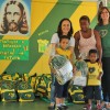 São Paulo, SP — A assistente de direção, Aline Braga Trevisan (de branco) e a diretora do Conjunto Educacional Boa Vontade, Suelí Periotto (de verde) entrega os kits de material pedagógico à família atendida pela Legião da Boa Vontade na capital paulista.
