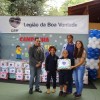 Maringá/PR - Família atendida recebe dos representantes da LBV, Mauro Rodrigues Lima e Vania Carla de Mello Barros, cobertor para aquecer o frio deste inverno.
