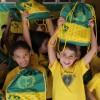 Anápolis, GO — Crianças atendidas pela Legião da Boa Vontade exibem a mochila com os kits pedagógicos.
