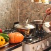 Ao se alimentar, prefira alimentos frescos e produzidos o mais próximo possível do horário de consumo. Que tal trocar frituras por alimentos assados e sorvetes por frutas?